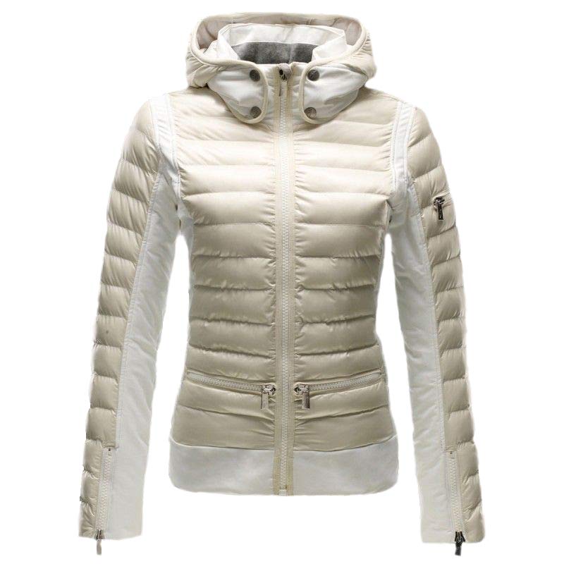 Wattierte Toni Sailer Jacke Wattierte, taillierte, helle Toni Sailer Arizona Jacke mit Kapuze und weißen Ärmeln.