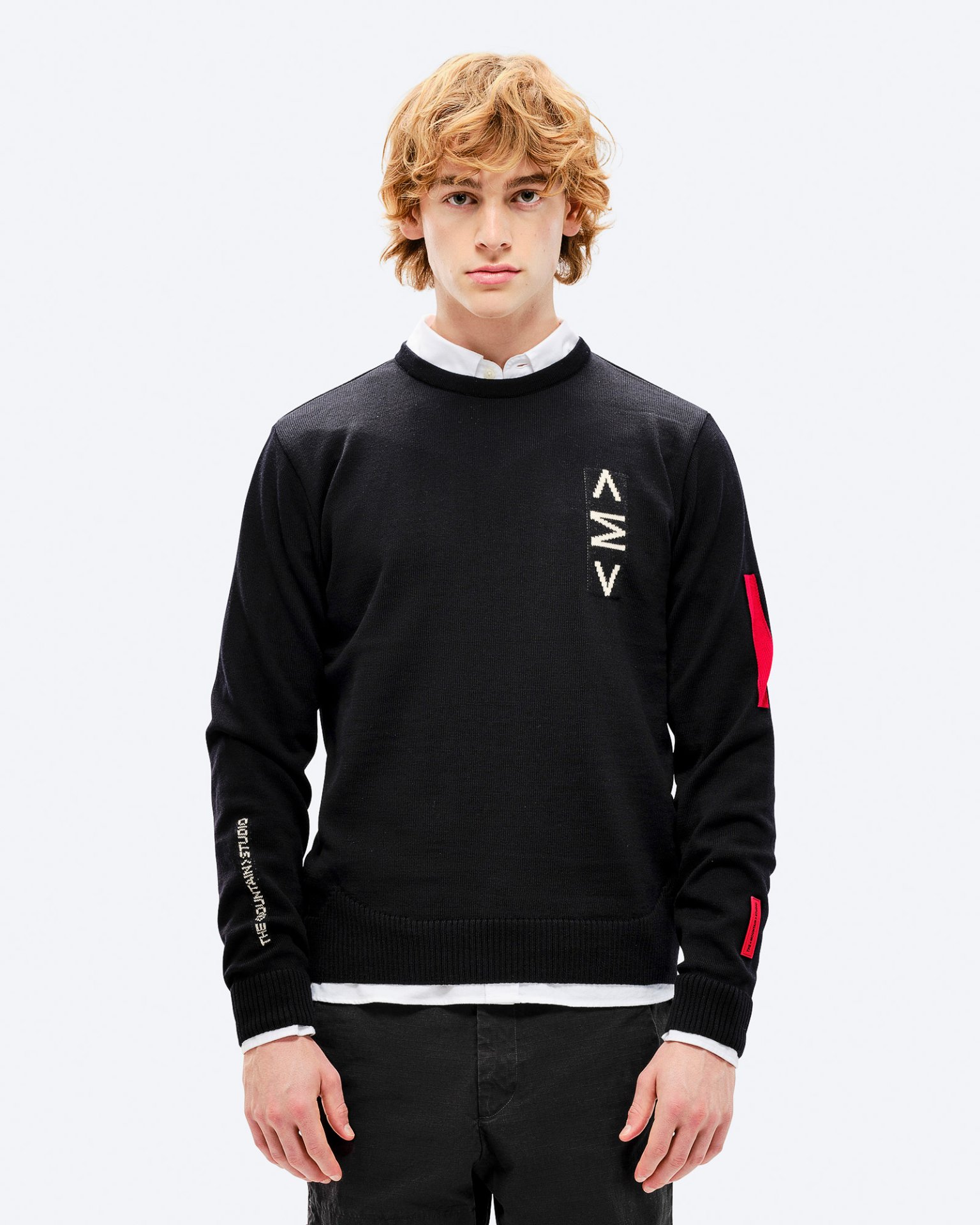 Mann trägt schwarzen K-3 Ski Sweater mit Intarsia-Strickmuster und Rundhalsausschnitt vor einem weißen Hintergrund.