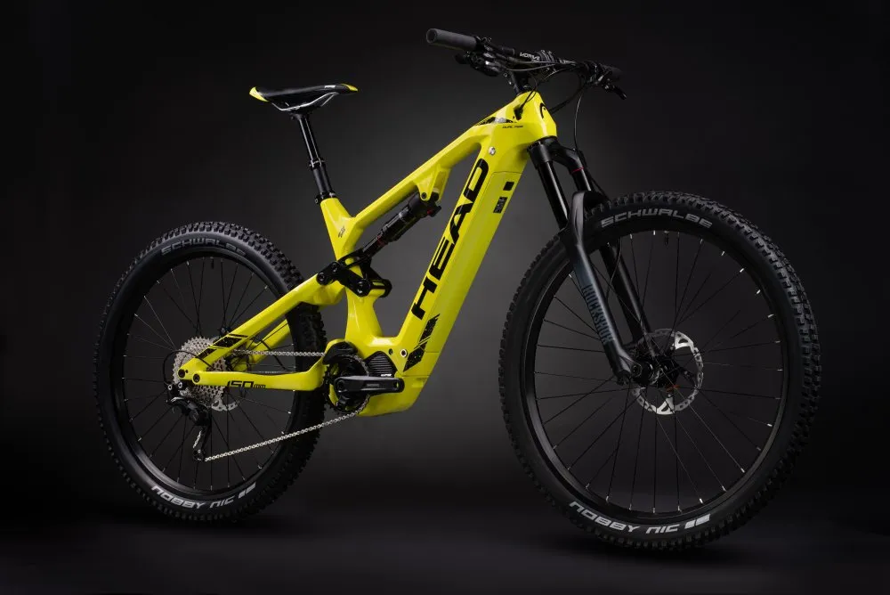 Gelbes Muret 2 EP8 E-Mountainbike mit Carbon-Rahmen und RockShox-Federung im Studio vor dunklem Hintergrund.