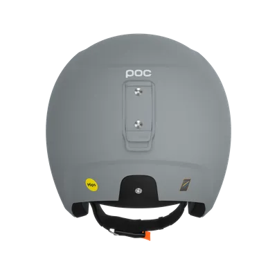 Grauer Skihelm von hinten, mit Riemen, MIPS-Aufkleber und POC-Logo.