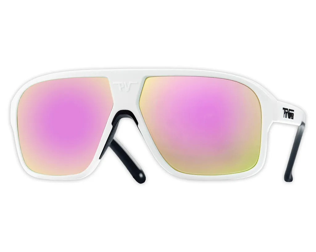 Weiße Flight Optics Sonnenbrille mit rosa-gelblichem Farbverlauf auf den Gläsern.