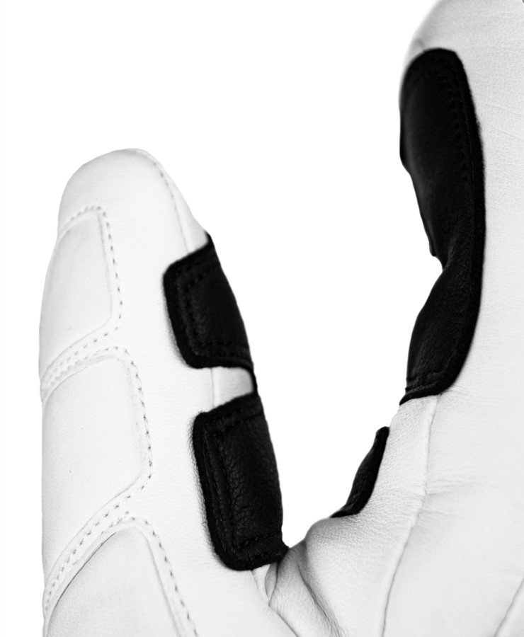 Weiße Reusch Fäustlinge Detailaufnahme eines weißen Reusch World Champ Fäustlings mit schwarzen Verstärkungen.