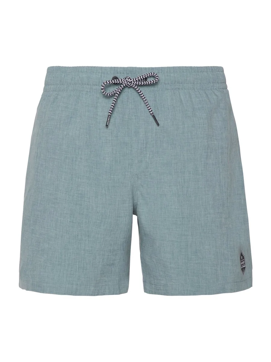 Helle, türkis-blaue kurze Hose mit dunkler Kordel und kleinem, dunklem Logo-Aufnäher auf dem rechten Bein.