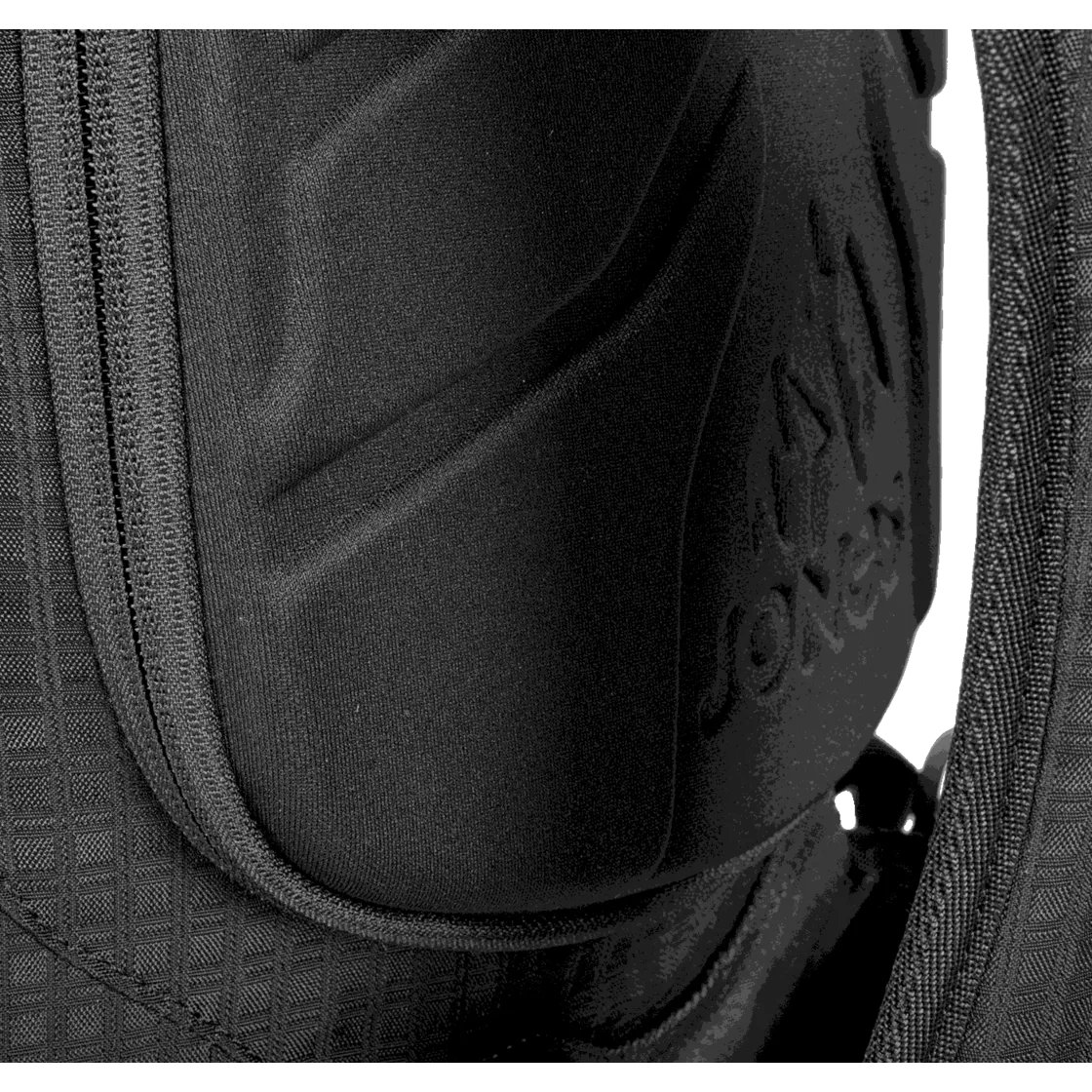 Detailaufnahme des Jones DSCNT 32L Rucksacks, der eine gepolsterte, schwarze Oberfläche mit Reißverschluss zeigt.