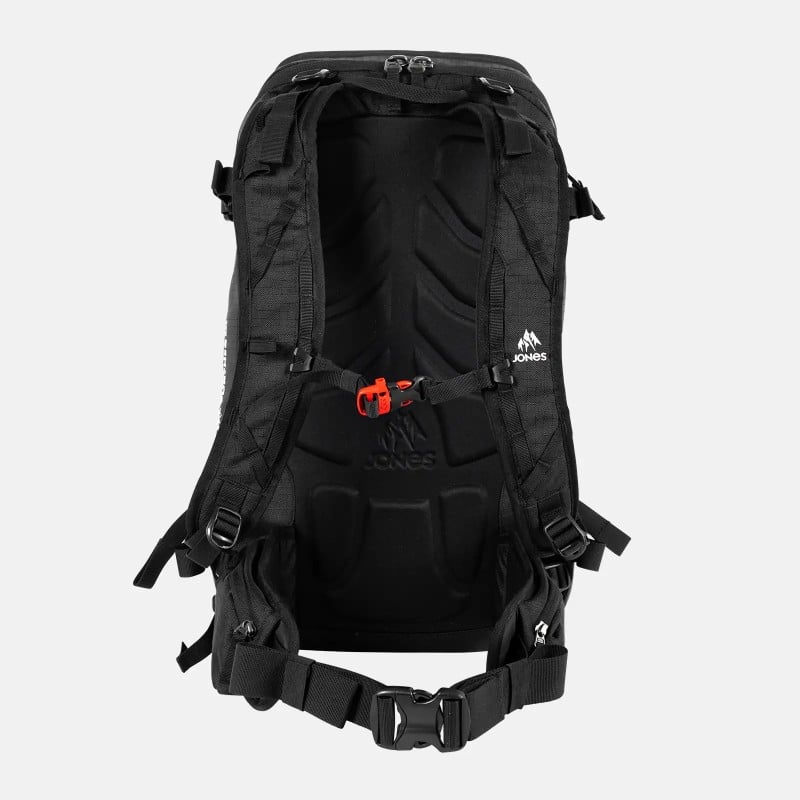 Schwarzer Jones Further 25L Rucksack, Rückenansicht mit Trägern, Rückenpolster, orangefarbenem Verschluss und verstellbaren Riemen.