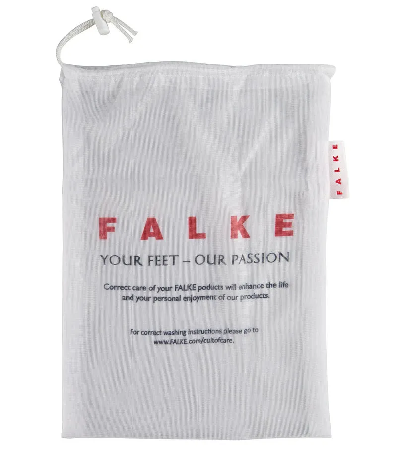 Weißer Waschbeutel mit rotem "FALKE"-Logo und Text. Kordelzug oben, Label an der Seite.