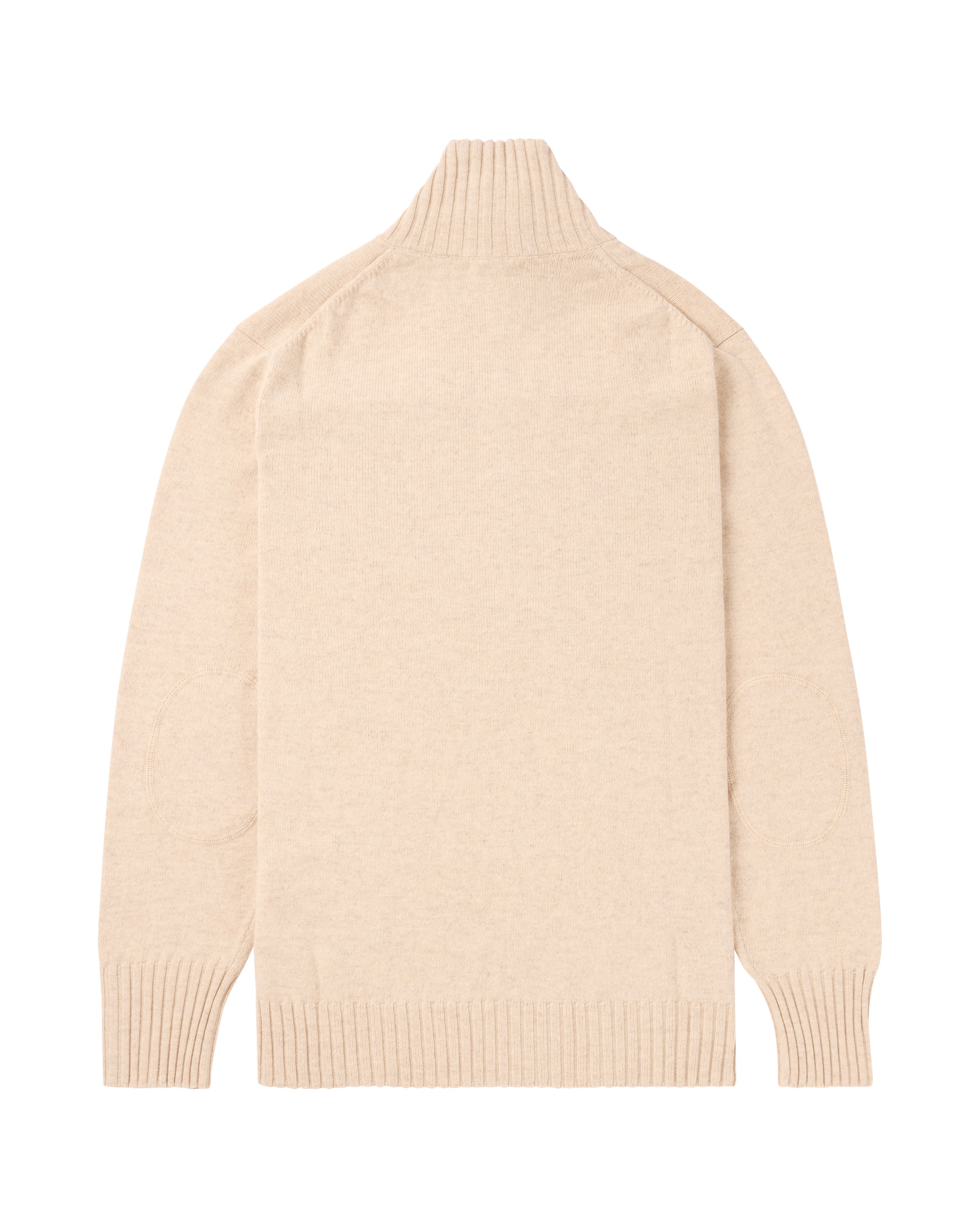 Heller, gestrickter Pullover mit Stehkragen und Ellbogenflicken, von hinten fotografiert.