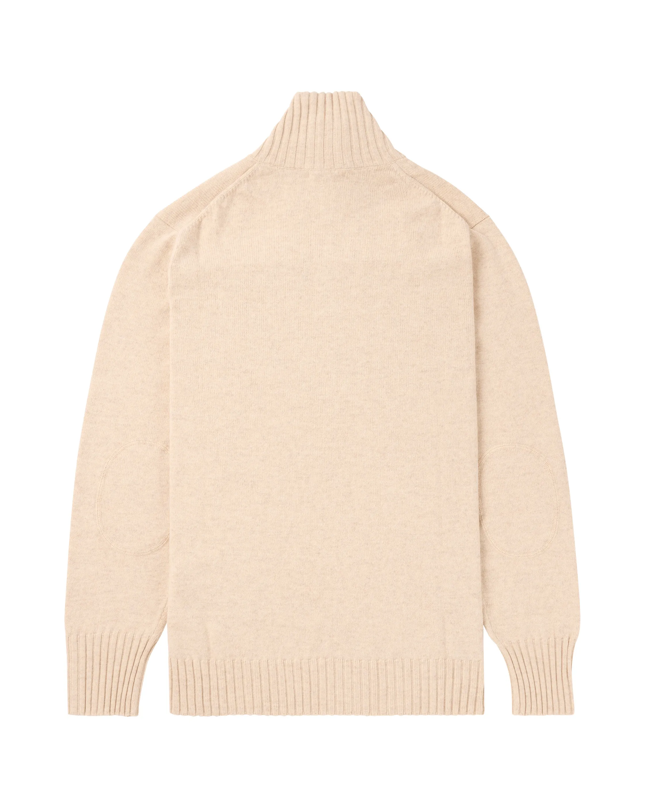 Heller, gestrickter Pullover mit Stehkragen und Ellbogenflicken, von hinten fotografiert.