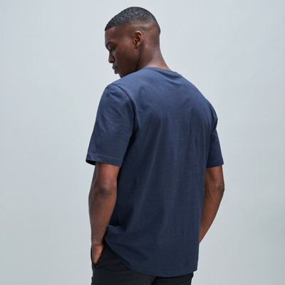 Marine T-Shirt für Herren Mann von hinten mit Marine-T-Shirt. Das Navy T-Shirt hat kurze Ärmel und einen Rundhalsausschnitt.