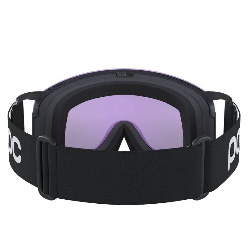 Skibrille mit schwarzem Band und lilafarbenem Glas, gesehen von hinten. Das "POC"-Logo ist auf dem Band sichtbar.