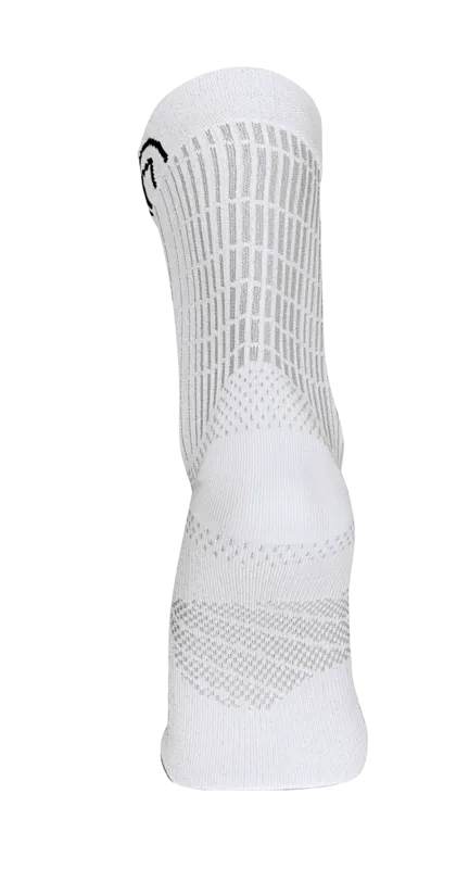 Eine weiße Socke mit grauen, vertikalen Streifen und einem dunklen, gebogenen Logo am oberen Rand, von hinten aufgenommen.