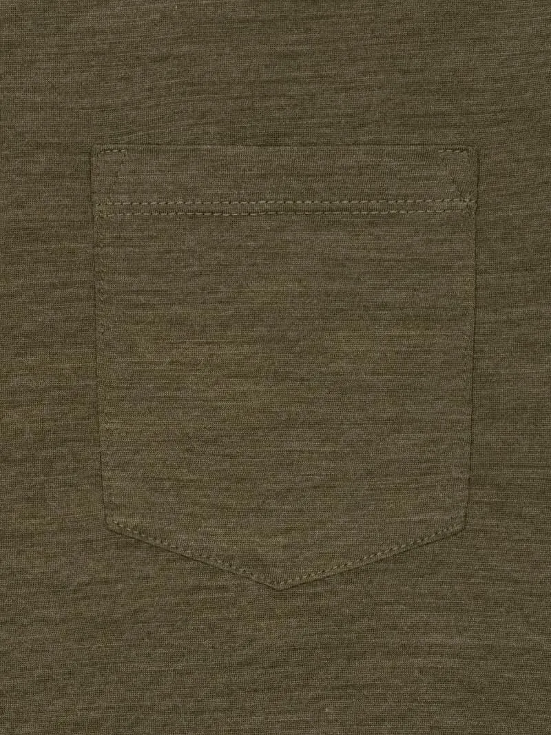 Detailansicht des City TEE in Olive Night Melange mit aufgesetzter Brusttasche.