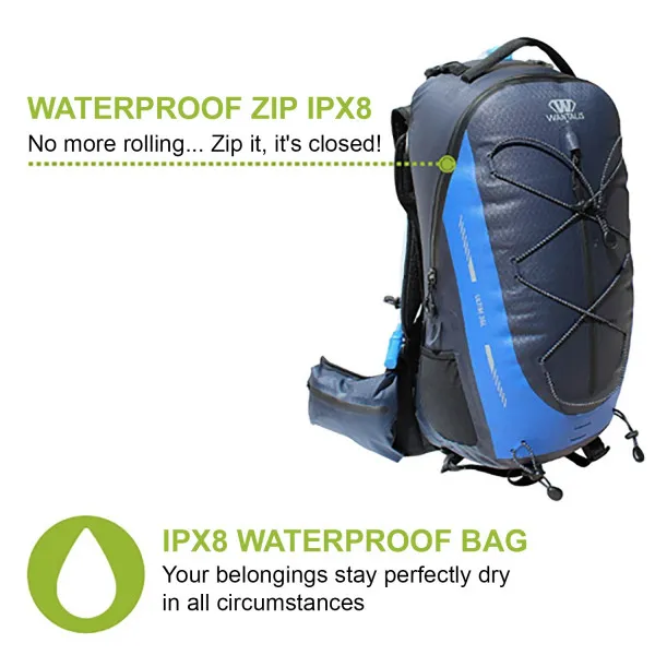 Nahaufnahme eines wasserdichten Rucksacks, blau-schwarz, mit elastischen Bändern und Seitentaschen. Textinformationen sind ebenfalls auf dem Bild vorhanden.