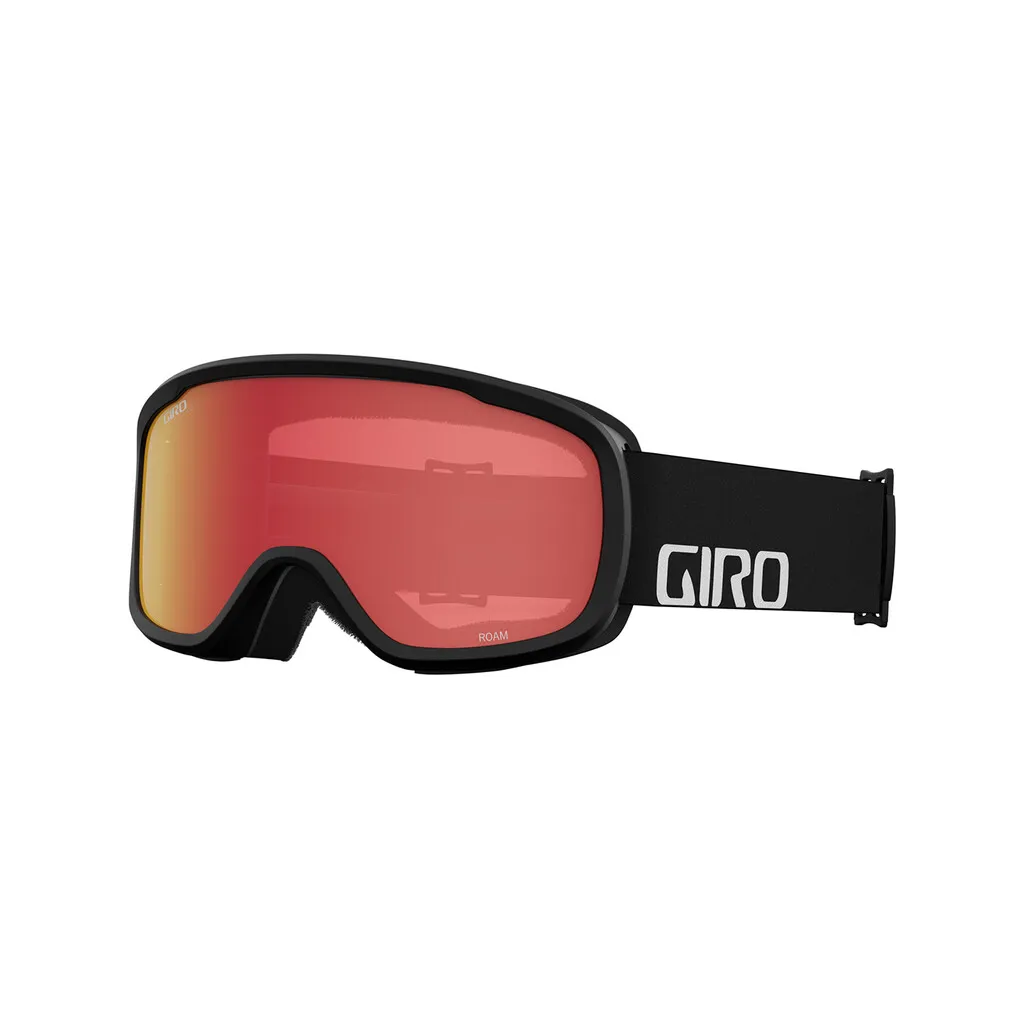 Schwarze Giro Roam Schneebrille mit amberfarbener, rot gespiegelter S2-Linse und schwarzem Band mit weißem Logo.