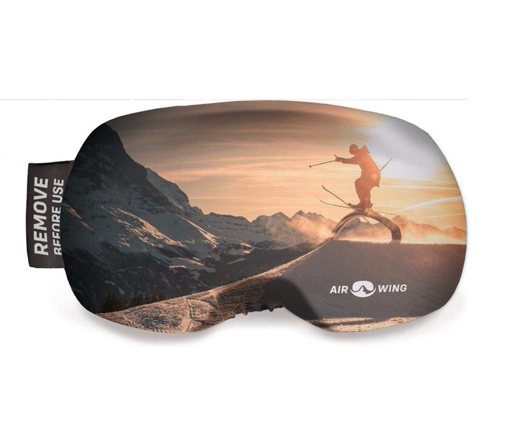 Airwing Slope Schutzhülle Airwing Slope Schutzhülle: Aufdruck mit Berglandschaft und Skifahrer bei Sonnenuntergang. "Remove before use"-Etikett.