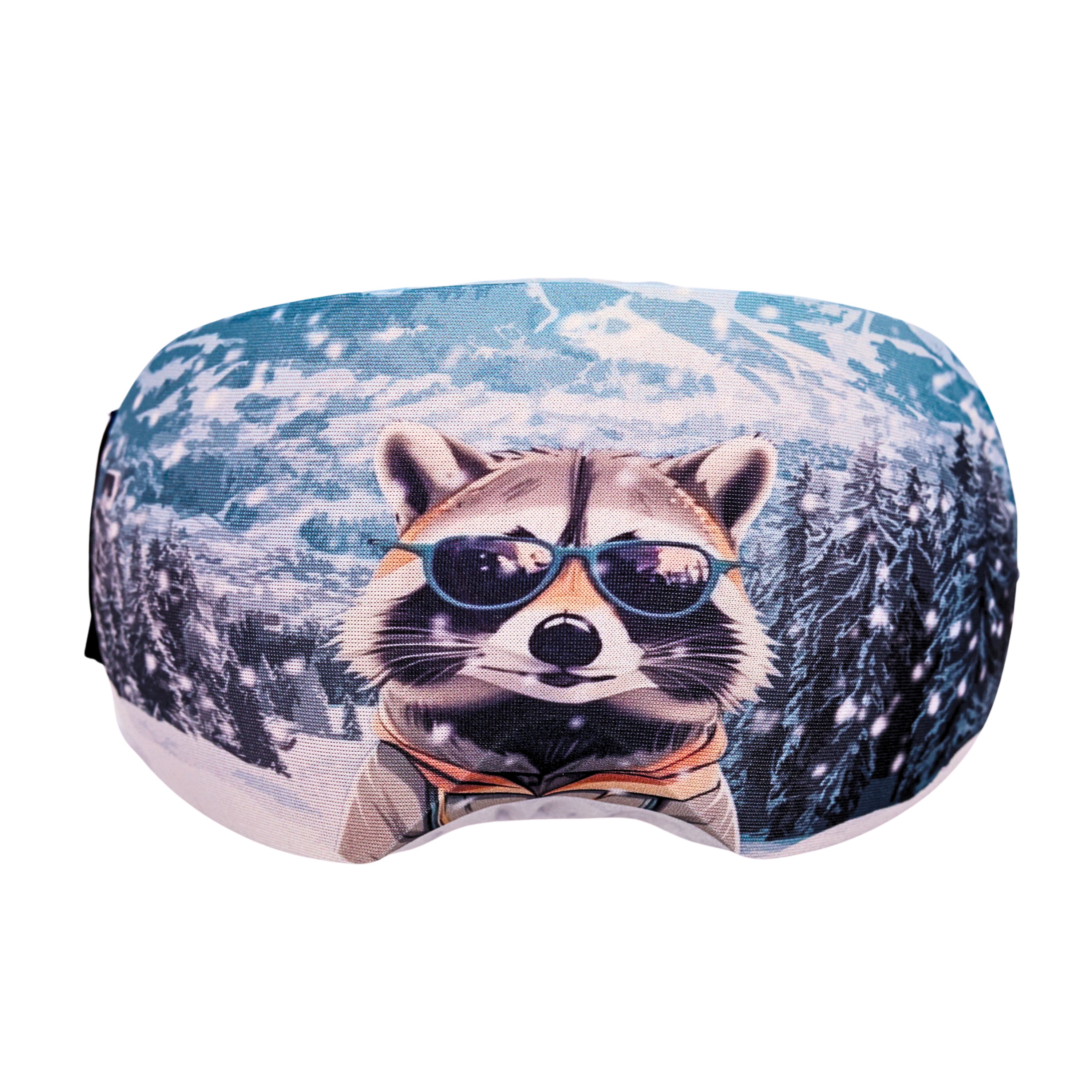 Skibrille mit Waschbär-Motiv und Sonnenbrille vor verschneiter Berglandschaft.
