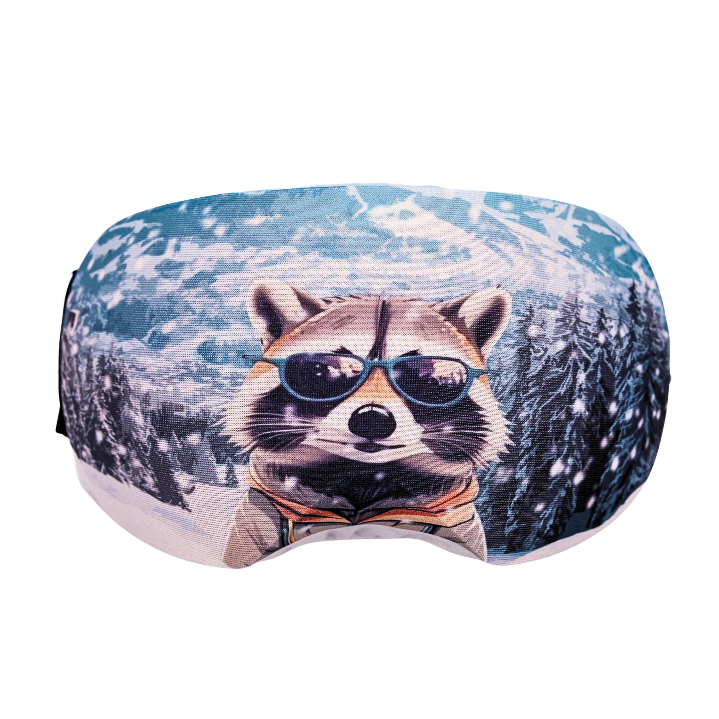 Skibrille mit Waschbär-Motiv und Sonnenbrille vor verschneiter Berglandschaft.