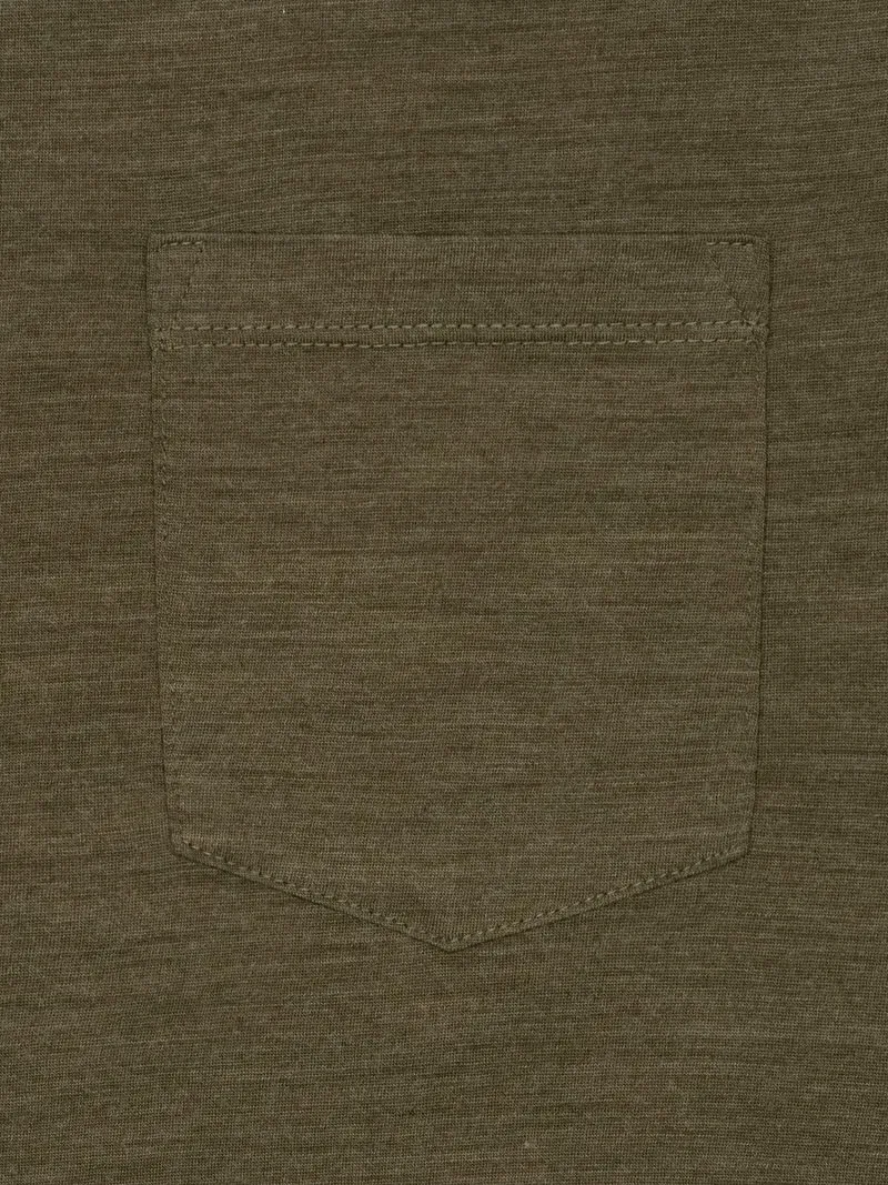Detailansicht des City TEE in Olive Night Melange mit aufgesetzter Brusttasche.