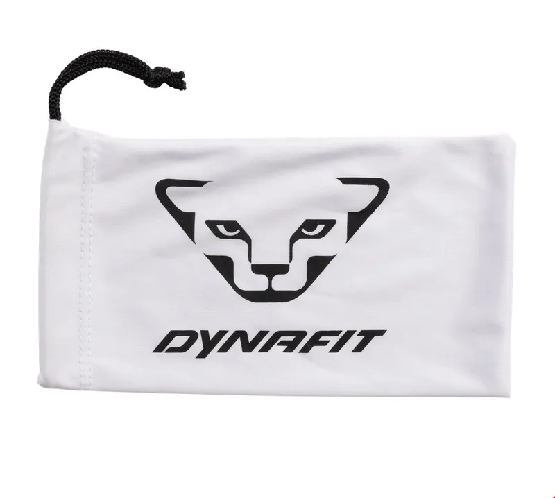 Weiße Tasche für eine Dynafit Trail Evo Sonnenbrille mit schwarzem Kordelzug und Dynafit-Logo.