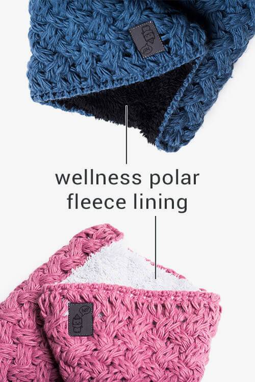 Halswärmer für Kinder Detailansicht von zwei Stroller Neckwarmern in blau und pink mit Fleece-Fütterung und Label.