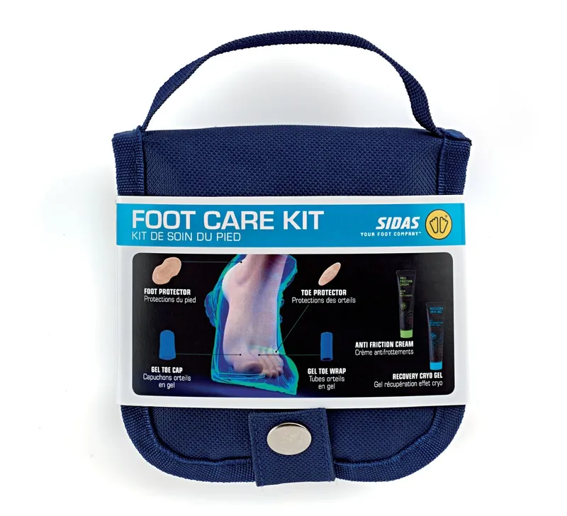 Blaues Sidas Foot Care Kit mit Tragegriff, zeigt Pflaster, Gel-Pads und Cremes für Fußpflege.