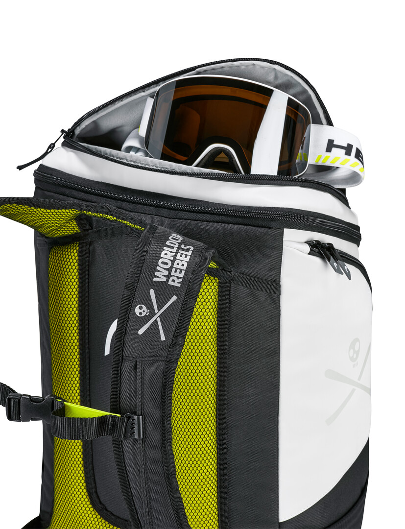 Detailansicht Head Rebels Backpack mit Skibrille im offenen Hauptfach. Schwarz-weiße Farbgebung mit gelben Akzenten.