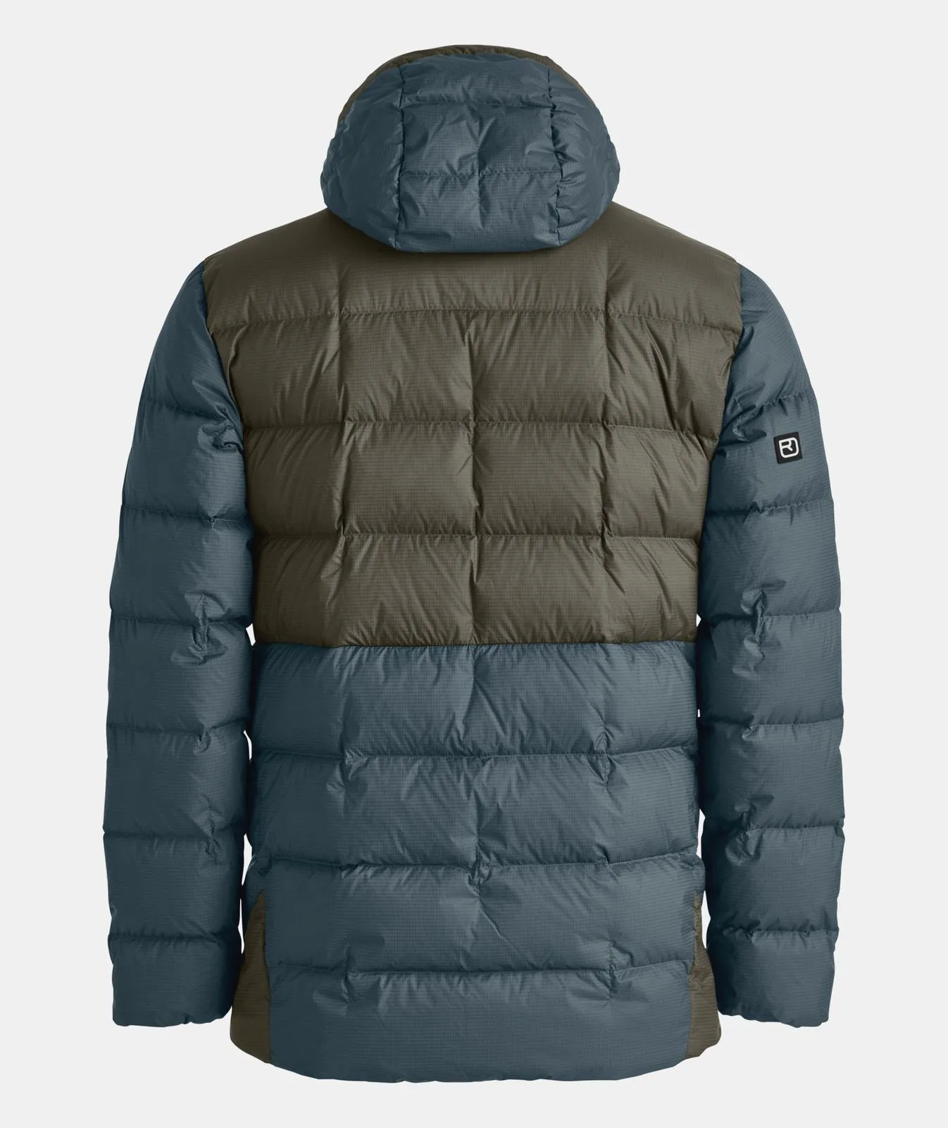 Rückansicht einer zweifarbigen, gesteppten Daunenjacke mit Kapuze in Blau und Oliv auf hellem Hintergrund.