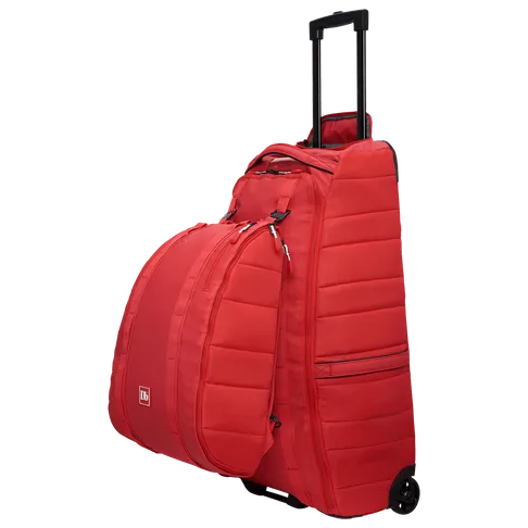 Roter Douchebags The Base 15L Rucksack mit Rollen und Teleskopgriff. Eine kleinere Tasche ist an der Haupttasche befestigt.