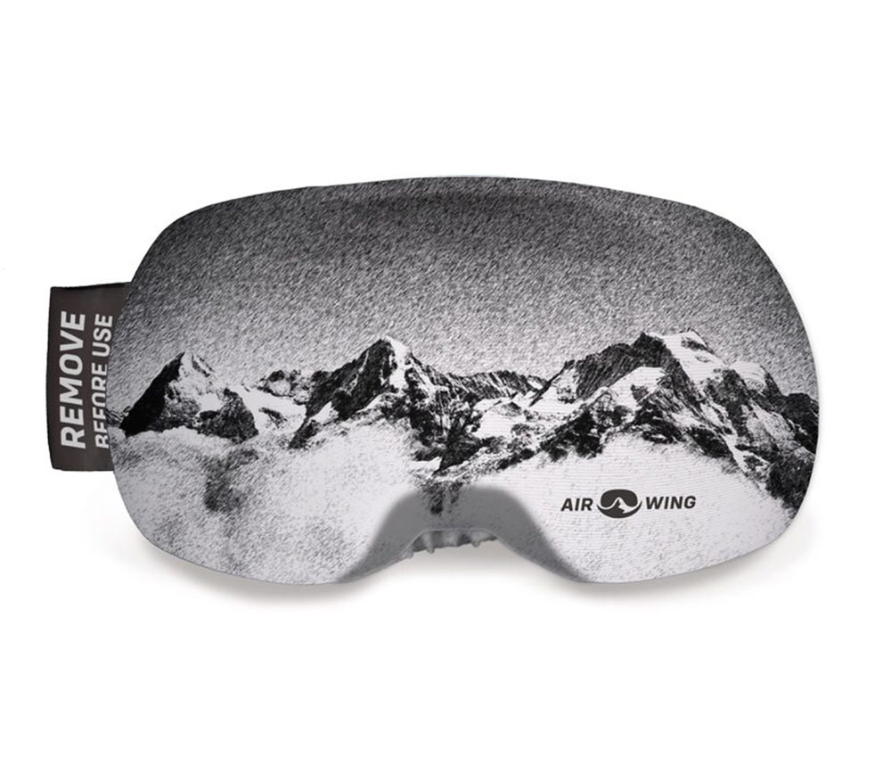 Skibrillenschutzhülle Schwarz-Weiß Airwing Pano Skibrillenschutzhülle mit Bergmotiv in Schwarz-Weiß und "Remove Before Use" Label.