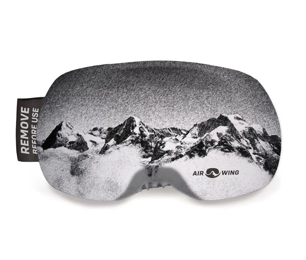 Airwing Pano Skibrillenschutzhülle mit Bergmotiv in Schwarz-Weiß und "Remove Before Use" Label.