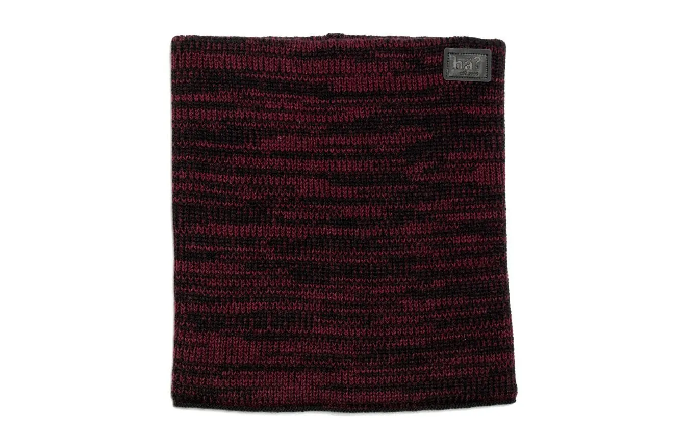 Bordeaux-farbener, gestrickter Neckwarmer im Melange-Stil, mit Lederpatch oben rechts.