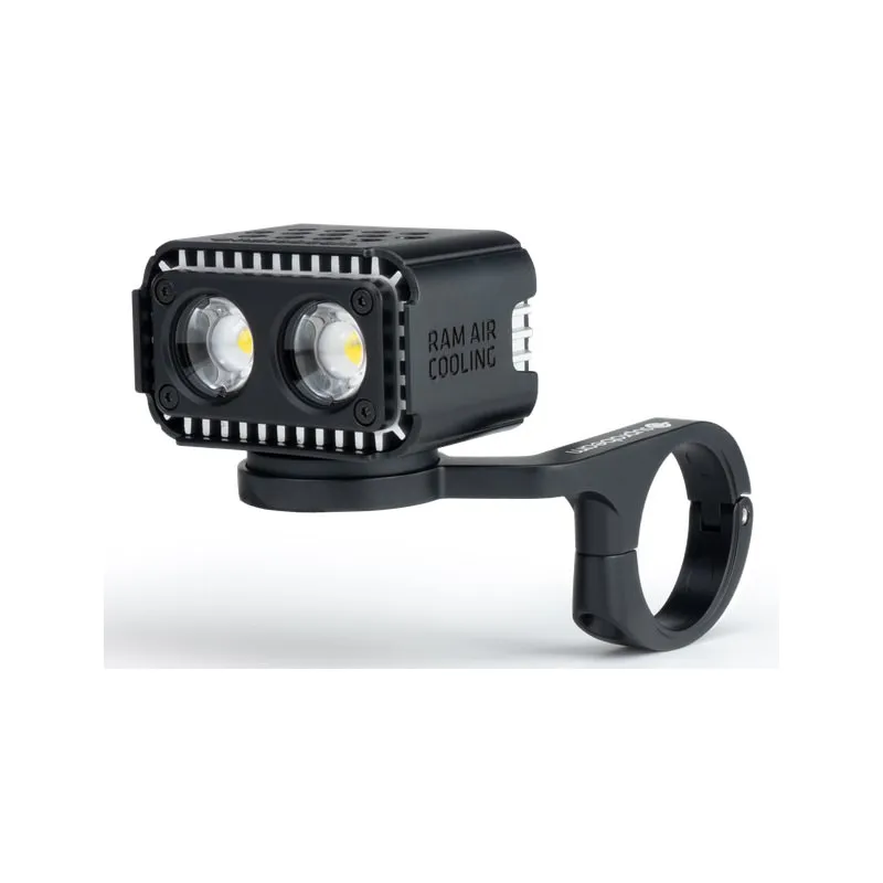 Schwarze Suprabeam B6r Fahrradlampe mit Halterung. Das Gehäuse hat Kühlrippen und zwei runde LEDs. "RAM AIR COOLING" Schriftzug.
