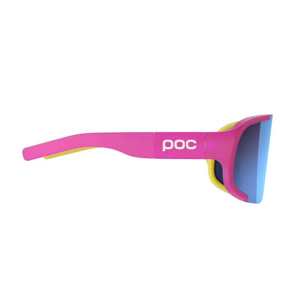 Pinke POC Aspire Mid Sonnenbrille mit blauen Gläsern im Profil. Das POC Logo ist am Bügel sichtbar.