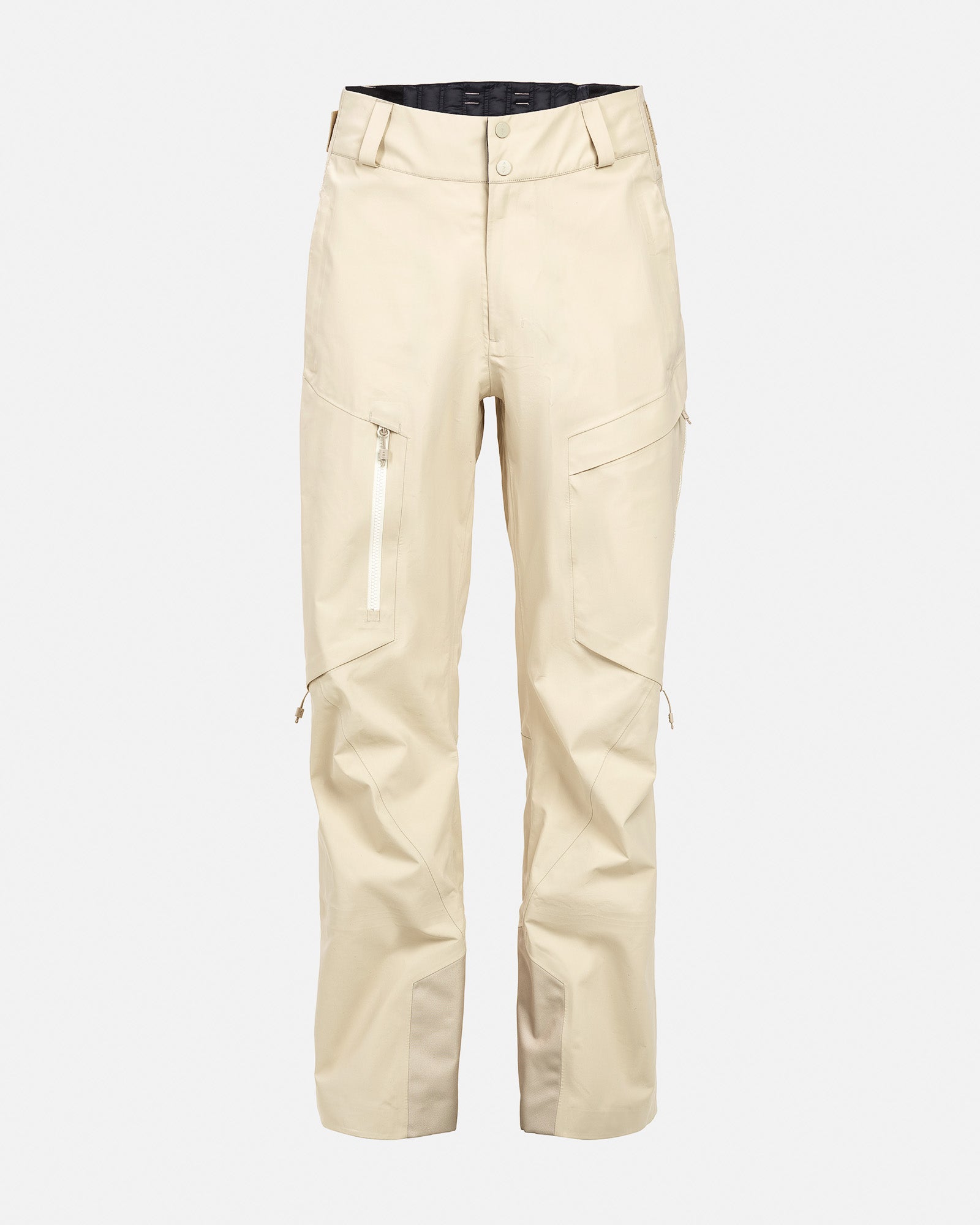 Beige Hose mit geradem Bein und Taschen, mittig vor weißem Hintergrund. Details umfassen einen Reißverschluss und Knöpfe.