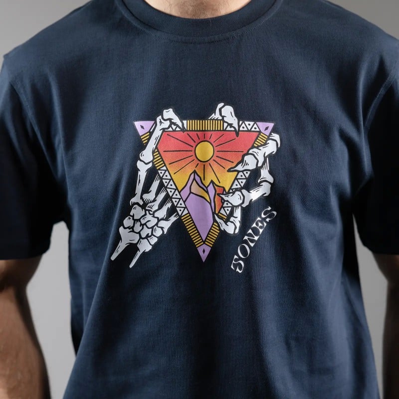 Marineblaues Jones Organic Cotton Tee mit Grafik: Dreieck, Berg, Sonne und Skeletthände.