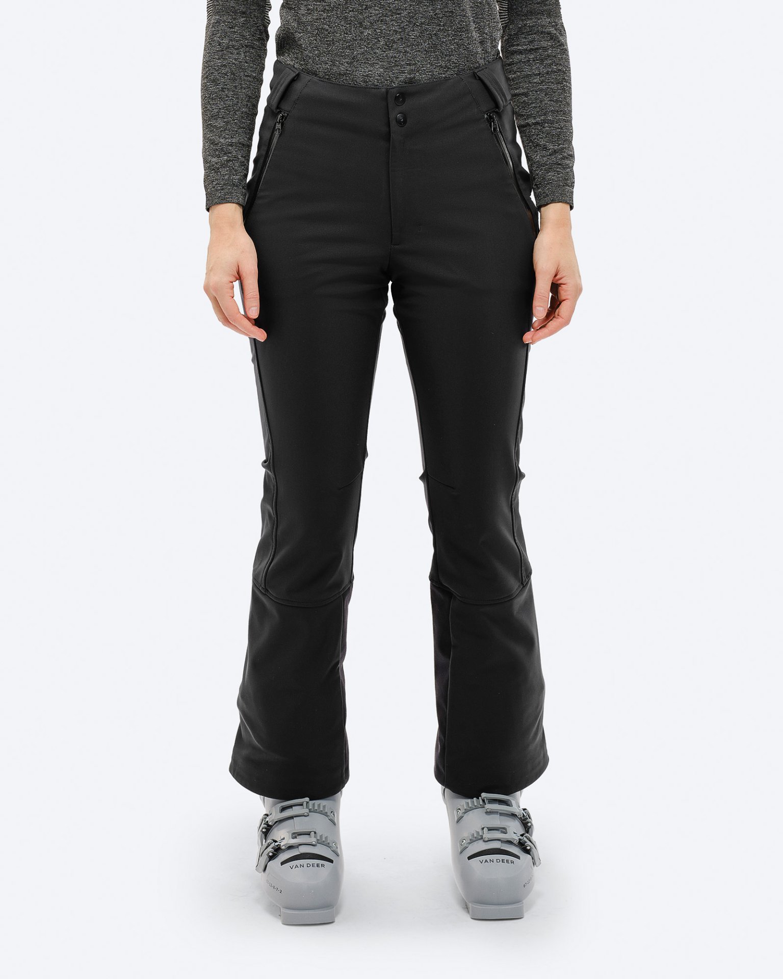 Person mit schwarzer P-4 W 2L Stretch Ski Pants und Skischuhen vor neutralem Hintergrund.