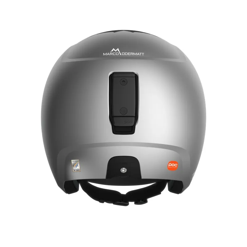 Silberner Skull Dura Junior Skihelm, Rückansicht mit Logo Marco Odermatt und schwarzem Race Lock Anpassungssystem.