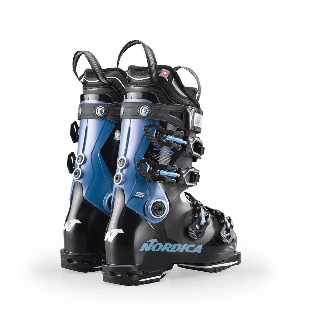 Schwarze und blaue Nordica Promachine 95 W GW Skischuhe von hinten mit Schnallen.