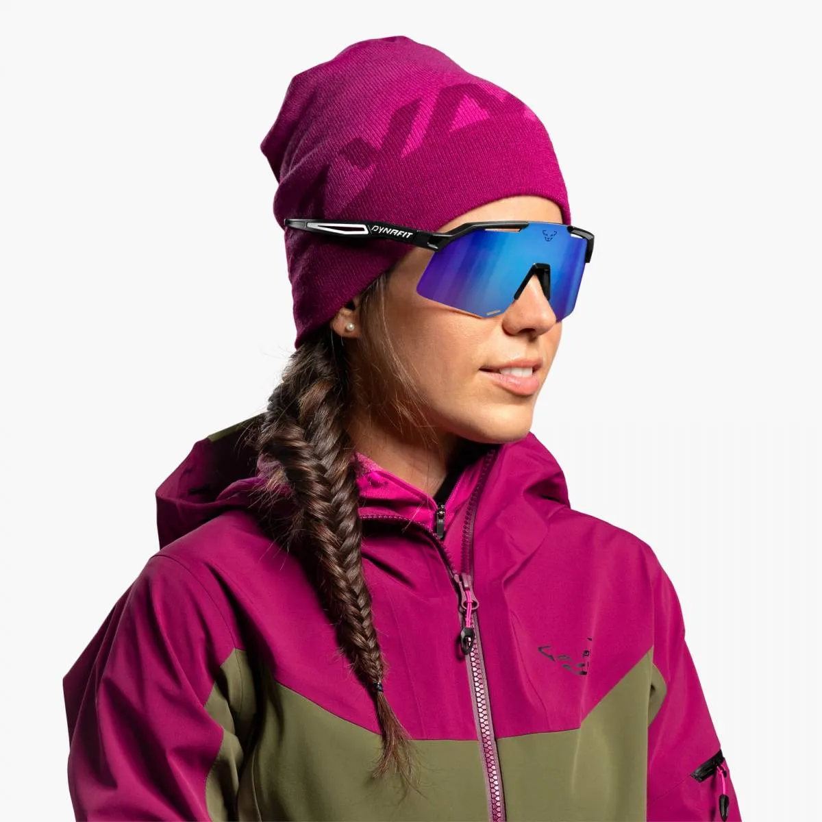 Frau mit Dynafit Ultra Pro Sonnenbrille mit blauen Gläsern und pinker Mütze.