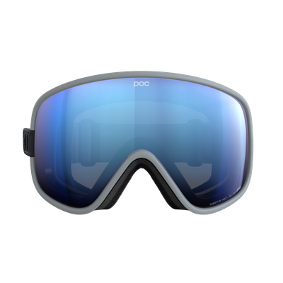 Eine graue Skibrille mit blau verspiegelten Gläsern wird frontal vor einem weißen Hintergrund gezeigt.