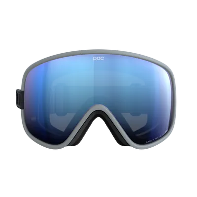 Eine graue Skibrille mit blau verspiegelten Gläsern wird frontal vor einem weißen Hintergrund gezeigt.