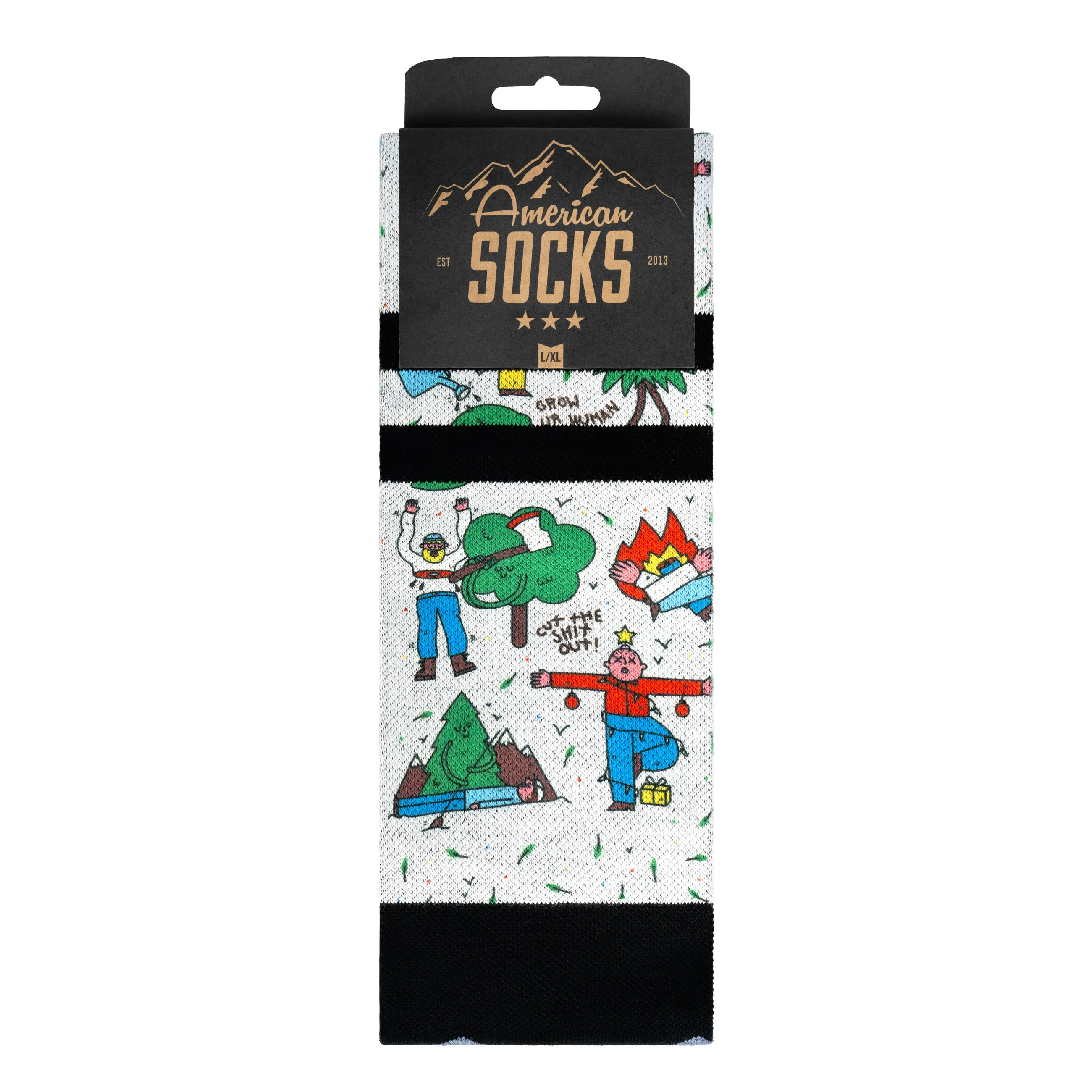 Verpackte Snow Socks mit Comic-Motiven, darunter Bäume, Berge und Menschen. Schwarze Bündchen oben und unten, "American Socks" Logo.