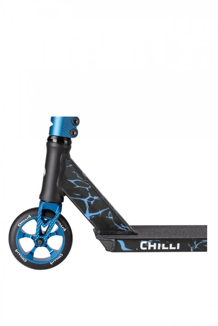 Nahaufnahme von Chilli Pro Scooter Reaper Reloaded Rebel Blue, Detailansicht Vorderrad, Gabel, Deck mit blauem Blitzmuster.