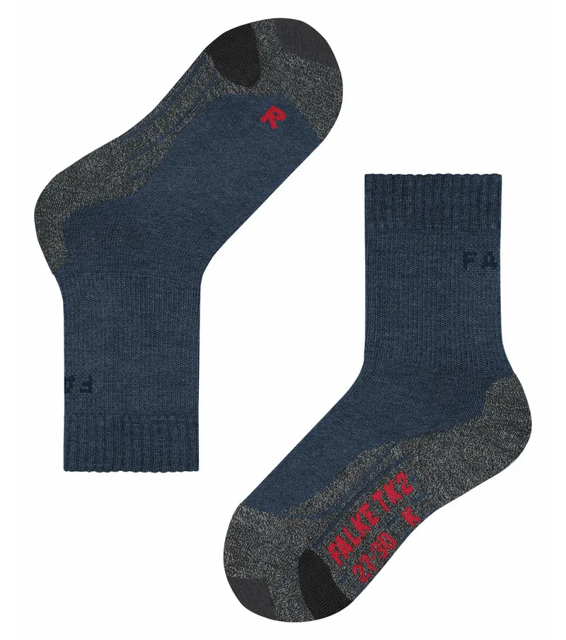 Zwei dunkelblaue TK2 Kinder Trekking Socken mit grauen Verstärkungen, eine liegend, eine stehend.