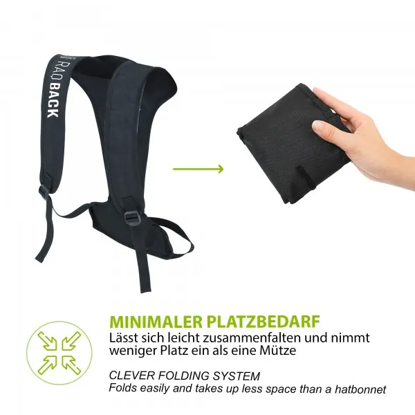 Schwarzer RaqBack Schneeschuh-Rucksack, gefaltet und in einer Hand gehalten, minimaler Platzbedarf.